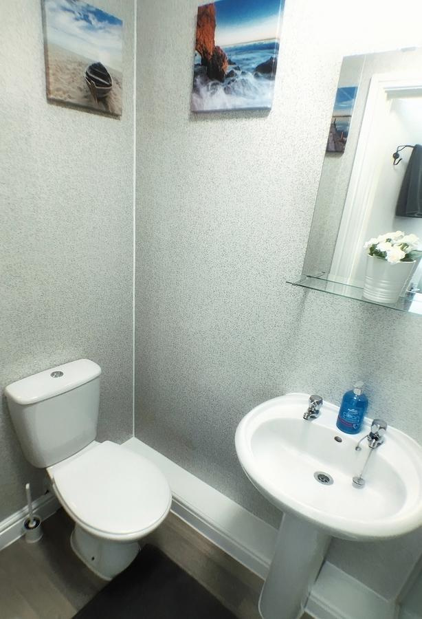 Aparthotel Castle Terrace Tipton Esterno foto