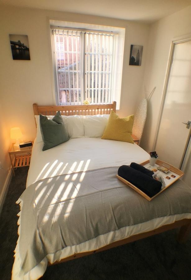 Aparthotel Castle Terrace Tipton Esterno foto