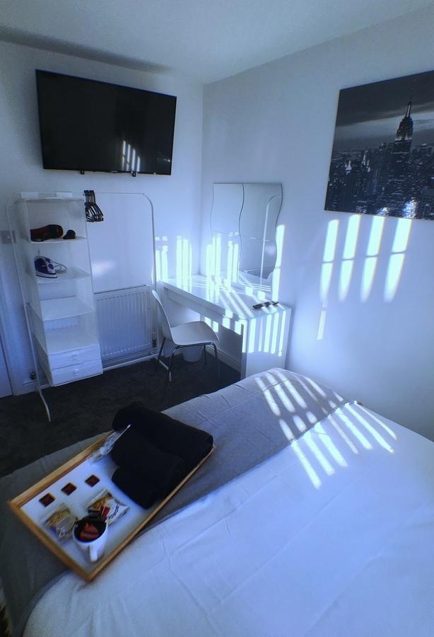 Aparthotel Castle Terrace Tipton Esterno foto